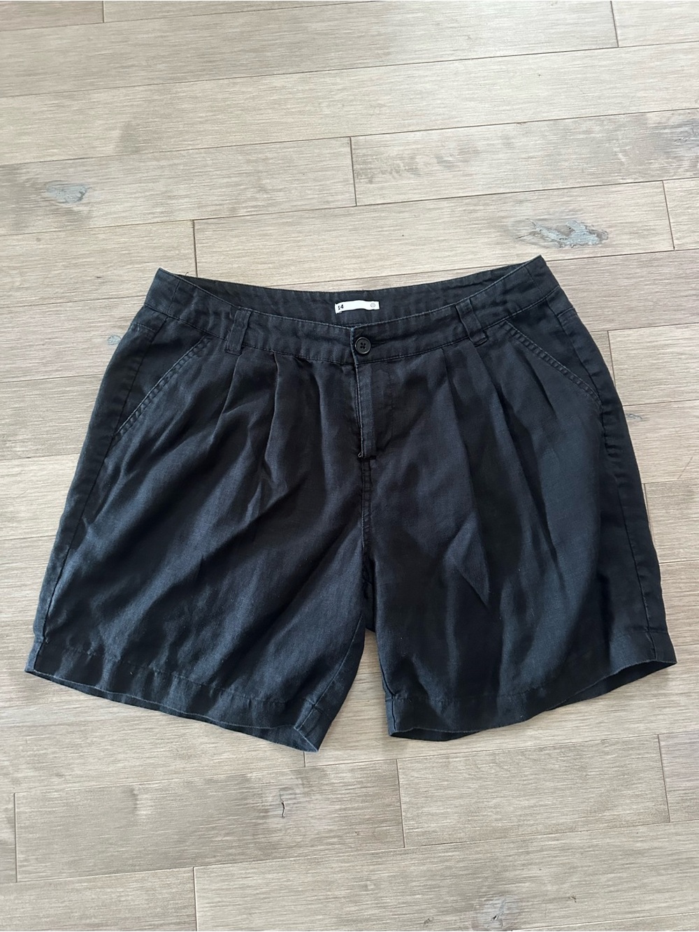 Linen Black Women's Relaxed Pleated Shorts Size‎ 14